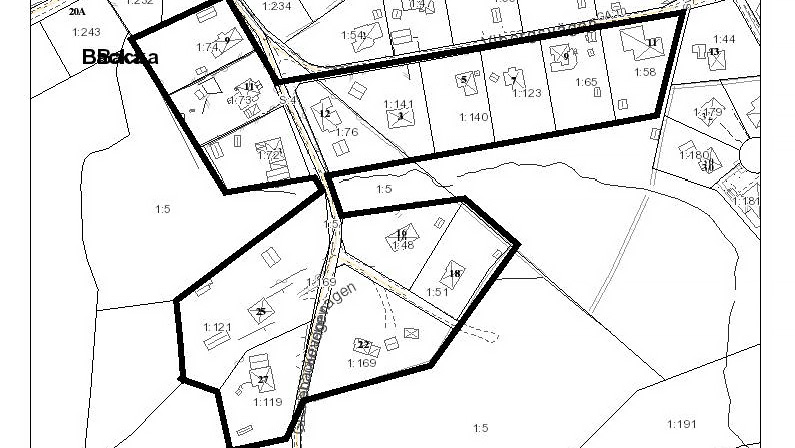 En karta där ett område med fastigheter har ringats in med en markering. 